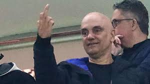 🚨Obrigado, Presidente Trump. Agora a minha Vivi pode movimentar os $129 milhões do Banco Master tranquilamente.
Disse: Alexandre de Moraes