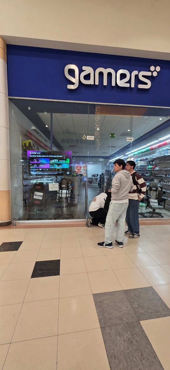 sincoxis's tweet photo. . @Gameplanetmx Sucursal sendero Apodaca. Siempre está sola la tienda y cunado se nos ocurre comprar no nos quieren atender porque se salen a comer todos al mismo tiempo. https://t.co/HkVdUCE87a