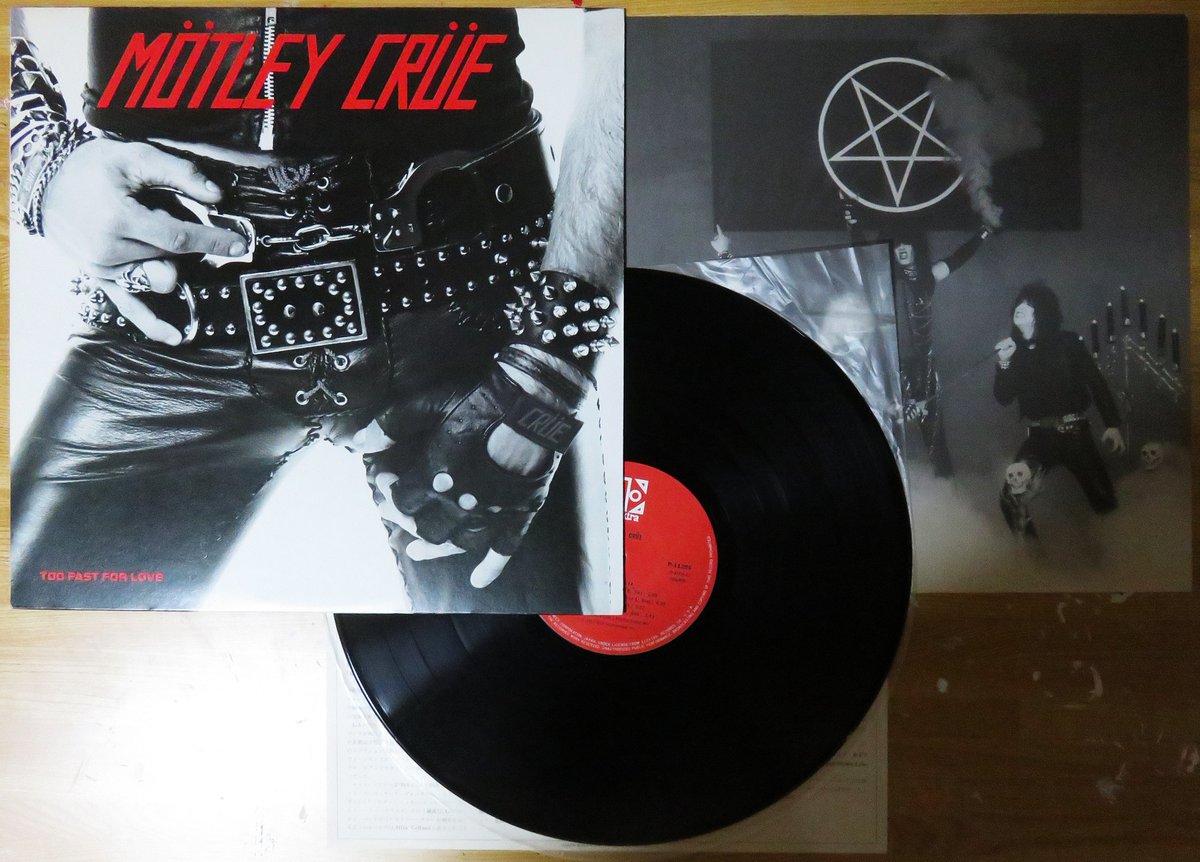 nekometallion's tweet image. 華麗なる激情 #TooFastForLove モトリー・クルーが1982年に発売、アナログ国内盤。リミックス盤。82年のMUSIC LIFEのグラビア、一ページ目が #モトリー・クルー その片方のページがハノイロックス！この二枚のページだけで、この二つのバンドが、どんな大バンドになるか想像できたし、この作品も名作！