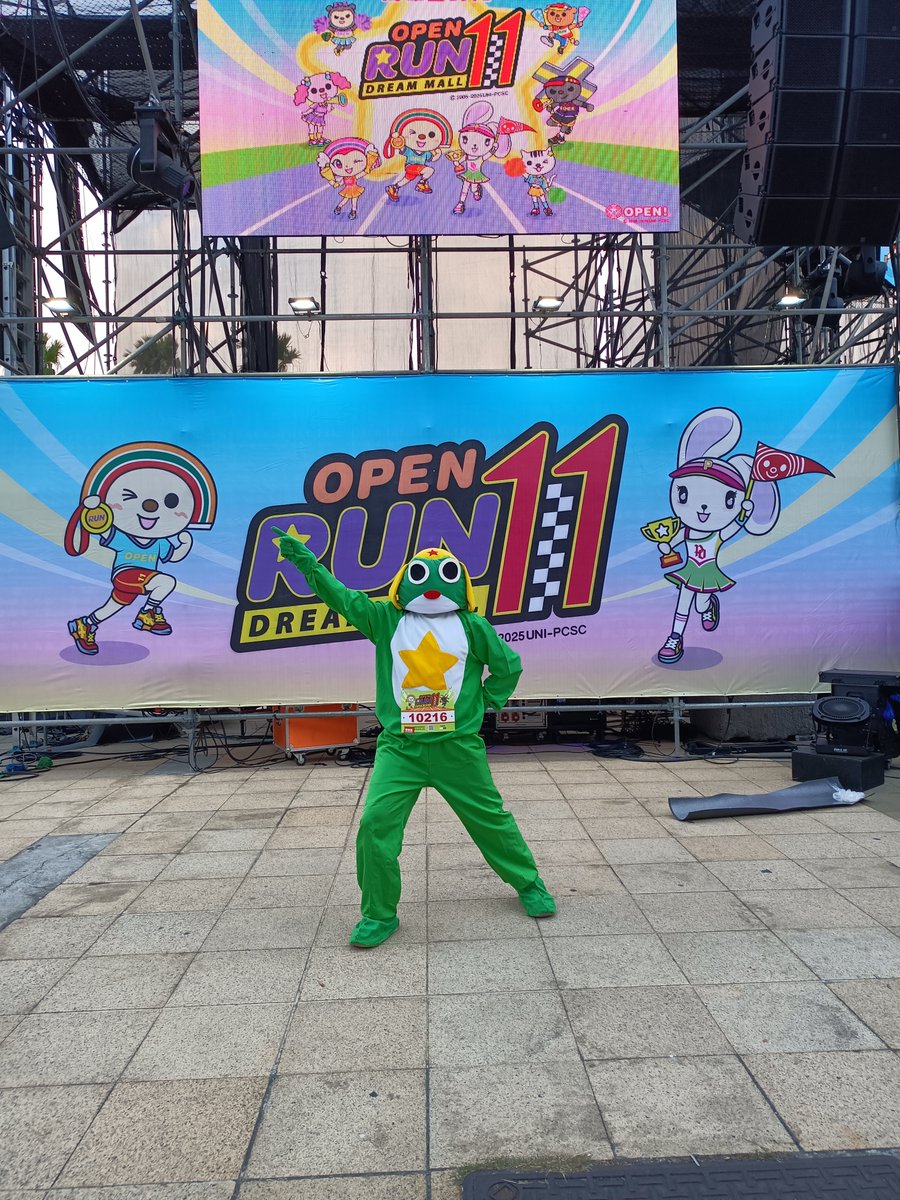 Keroro_3's tweet photo. Keroro來到Open將的地盤,參加高雄夢時代第11屆OPEN! RUN路跑活動,舞臺活動還沒開始,來上去舞臺拍照 #路跑 #RoadRunning #OpenRun #OPEN小將 #OPEN將 #OPENちゃん #OpenChan #OPEN小將家族 #Keroro #Keroro軍曹 #ケロロ軍曹 #KeroroGunso #SgtFrog #cosplay #夢時代 #DreamMall #高雄 #Kaohsiung #Taiwan