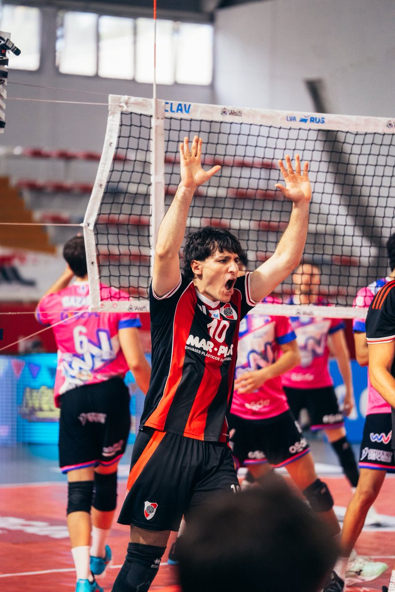 VoleyACLAV's tweet image. Los Millonarios ganaron el primer partido de su pase por la #CopaACLAV 🔥 Mañana se define todo 📌

River 3️⃣-1️⃣ Waiwen  

🔜 Defensores 🆚 San Lorenzo | 21:00 🕘