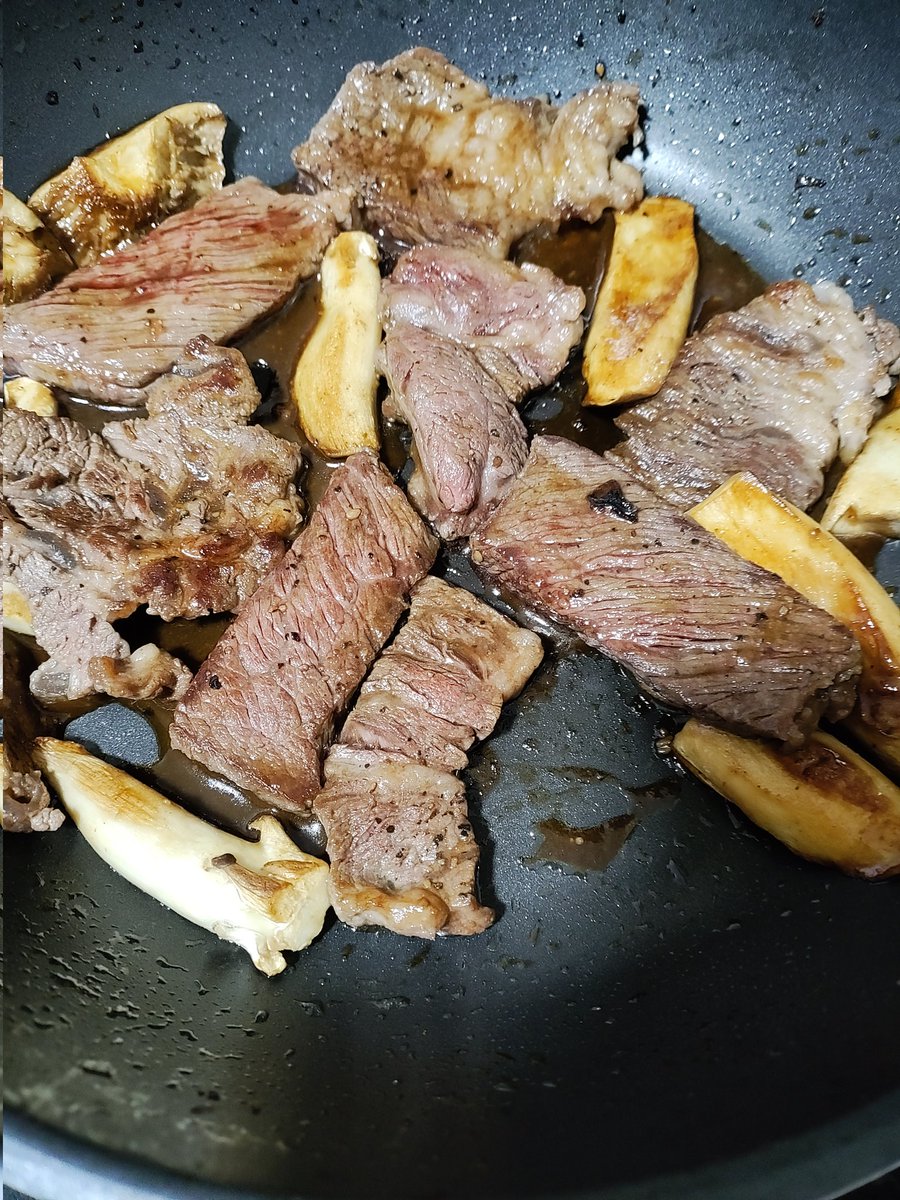 n821_billy's tweet photo. 昨日も夕食はステーキだった。食べながら想う。
「エリンギの方が旨いのでは？」
それならエリンギだけ食べれば良いのでは、そうすればローカロリーで健康的な食事に成る。
そしてなんと言っても、安上がりだ。
考えながら、でもエリンギだけは楽しくない。
デザートにアイス食べる奴が健康とかだよね https://t.co/zXxuiuhctK