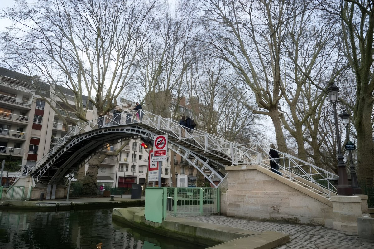 今日14日はジェーン・バーキンの誕生日。昨日、2023年に亡くなった彼女を讃え、パリ10区と11区を結ぶサン＝マルタン運河の「ジェーン・バーキン歩道橋」が開通。式典には娘のシャルロット・ゲンズブールとルー・ドワイヨンが出席し、「母は橋になる」という言葉が静かな感動を呼んだ。
