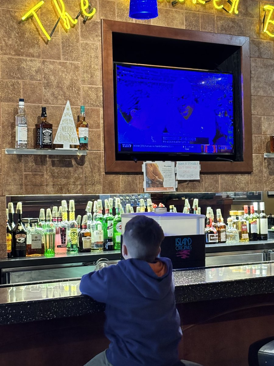 McLean_Scott86's tweet image. Little guy warming up his bar stool for future use.. #BarSide @Applebees