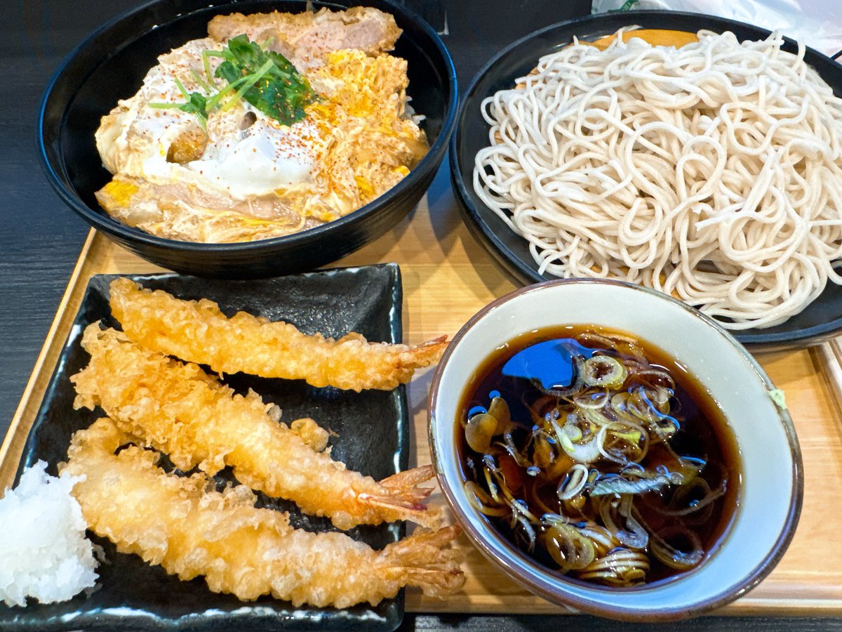 MTennma's tweet photo. カツ丼にそばにエビ天！
ちょっとわんぱくすぎたかぁ

日本食おいしすぎる！！最高！！！！ https://t.co/sPpOd3dmcI