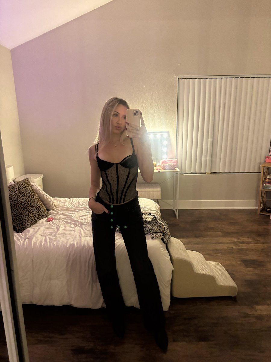 qqueenkrissy's tweet photo. your favorite blonde brat https://t.co/KqYfvuMLop