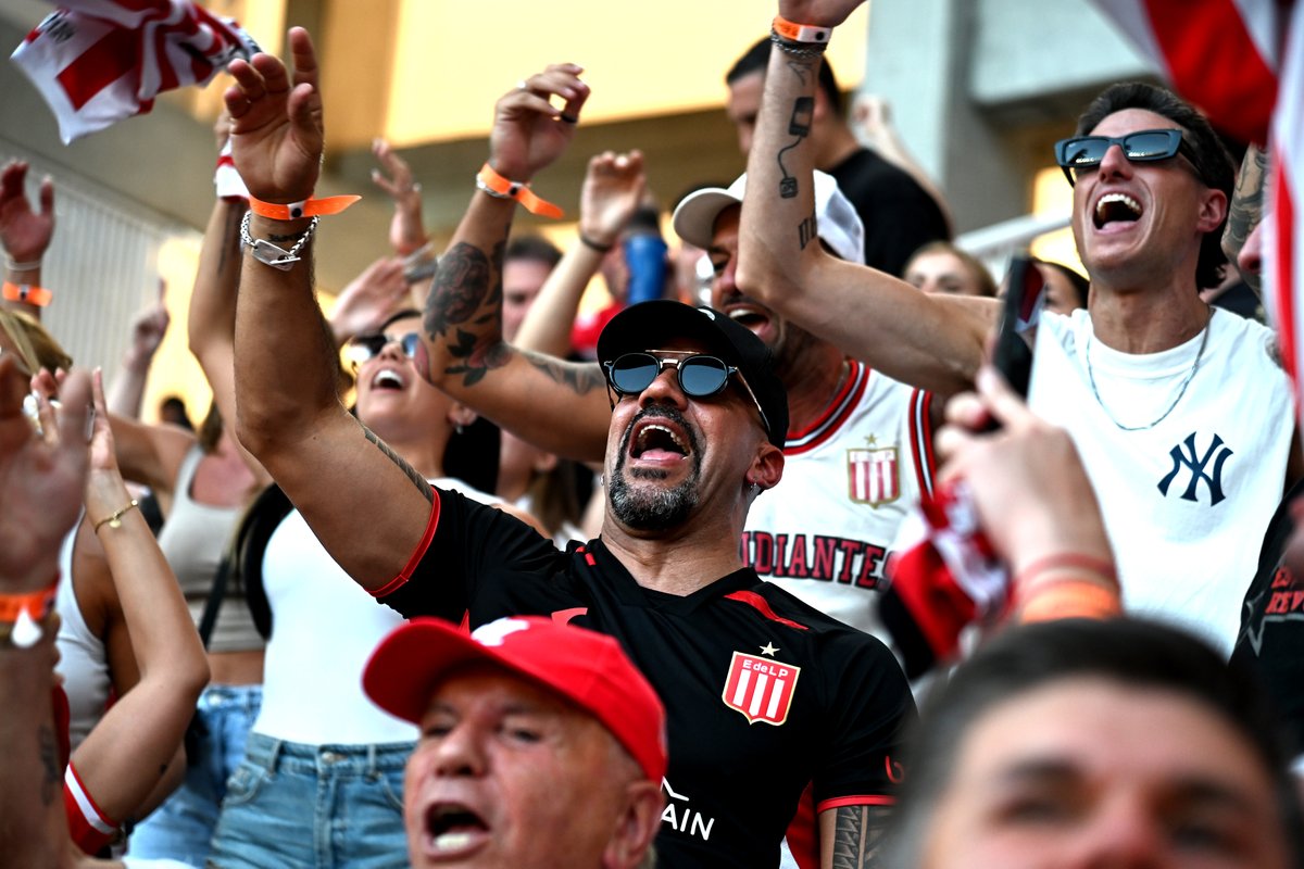 MarceloMerkato's tweet photo. Jajaja adiviná a cuál de los dos lo están ponderando por cantar con los hinchas y a cuál lo defenestraron diciendo se hace el hincha para buscar cámara. https://t.co/D3jGPmquiE