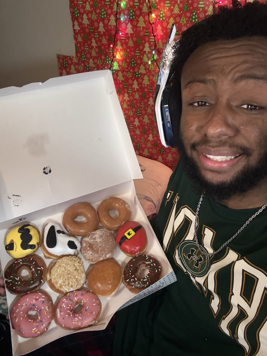 _YaBoyMarc_'s tweet photo. Boutta try to eat these 12 donuts in 12 mins with no bev 😭 yall come watch me suffer https://t.co/eEbyQ1Dc8s https://t.co/maz4ktf4c7