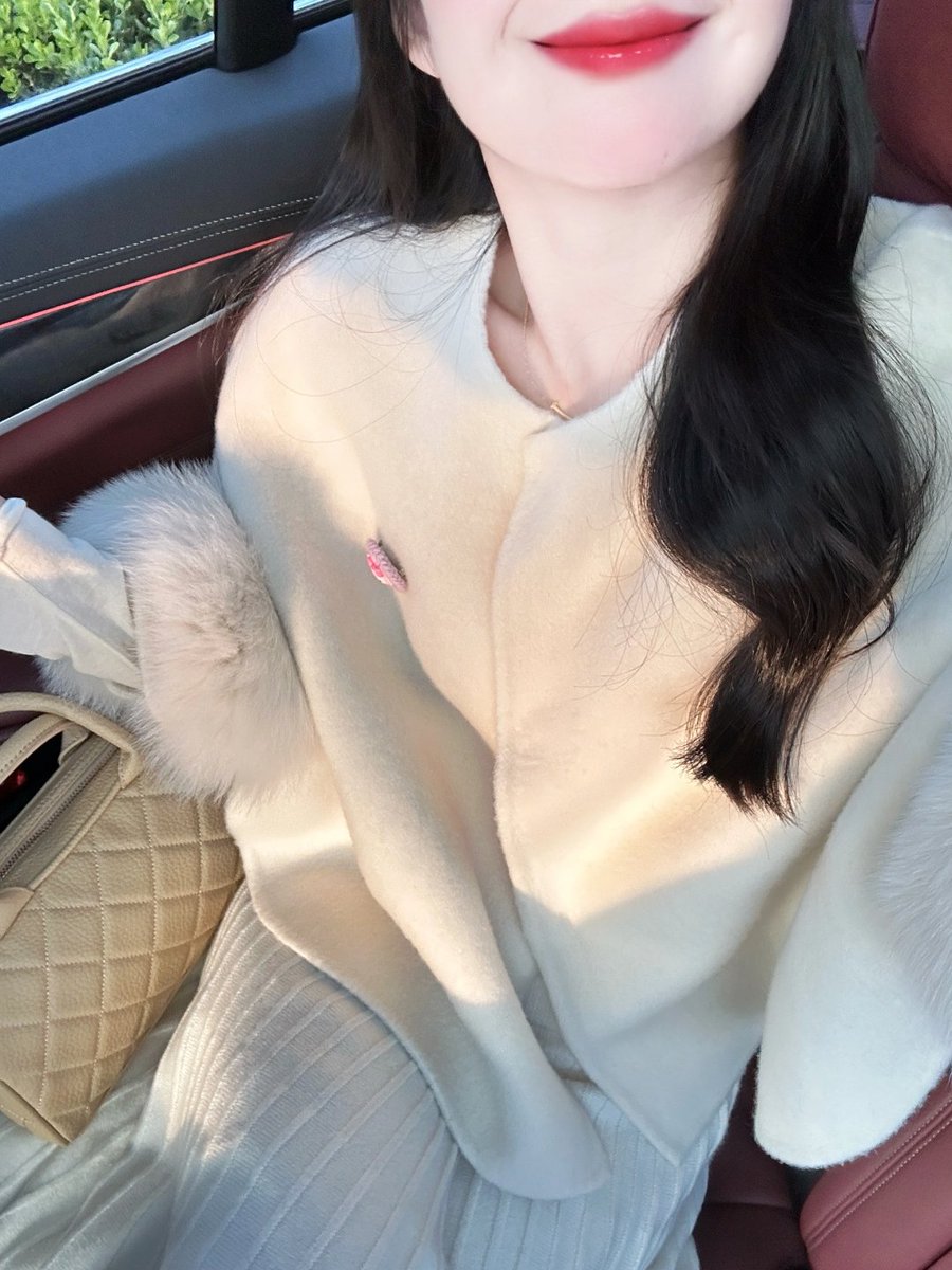 aria23125's tweet photo. 🧣🌨️ When the weather gets colder, my outfits get cuter and my shopping bags get heavier 🛒💖 https://t.co/bS3aSZ7bXN