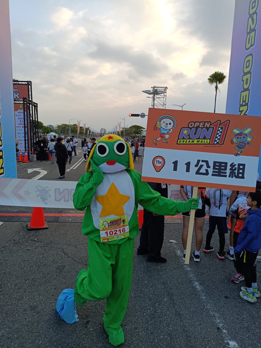 Keroro_3's tweet photo. Keroro來到Open將的地盤,參加高雄夢時代第11屆OPEN! RUN路跑活動,11km組預計早上07:30出發 #路跑 #RoadRunning #OpenRun #OPEN小將 #OPEN將 #OPENちゃん #OpenChan #OPEN小將家族 #Keroro #Keroro軍曹 #ケロロ軍曹 #KeroroGunso #SgtFrog #cosplay #夢時代 #DreamMall #高雄 #Kaohsiung #Taiwan https://t.co/96abTkO1lX