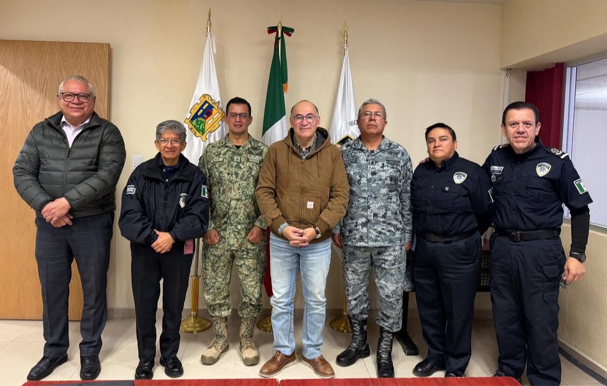 🚔 Por indicaciones del gobernador <a href="/RGC_Mx/">Ricardo Gallardo Cardona 🇲🇽</a>, nos reunimos con la <a href="/Defensamx1/">@Defensamx</a>, la <a href="/GN_MEXICO_/">Guardia Nacional</a> y la <a href="/SSPC_SLP/">Secretaría de Seguridad y Protección Ciudadana SLP</a> para sumar esfuerzos y fotalecer las acciones de prevención del delito, proximidad social y vigilancia, a fin de garantizar entornos seguros y reforzar la confianza