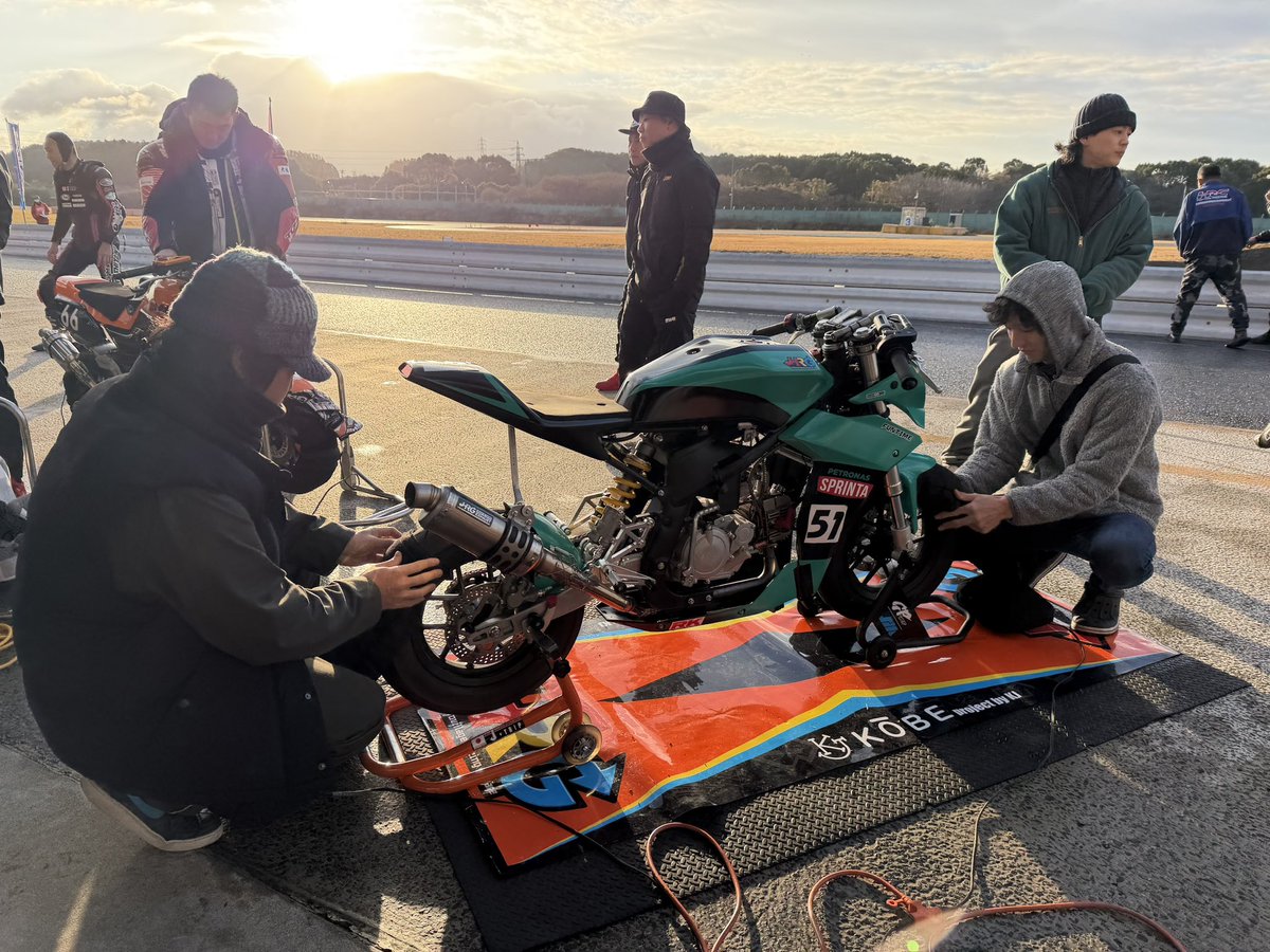 hrg19905647's tweet photo. ８時間耐久レース決勝！
9時スタート
17時ゴール
さてどうなるか！ https://t.co/A98lNd4VLI