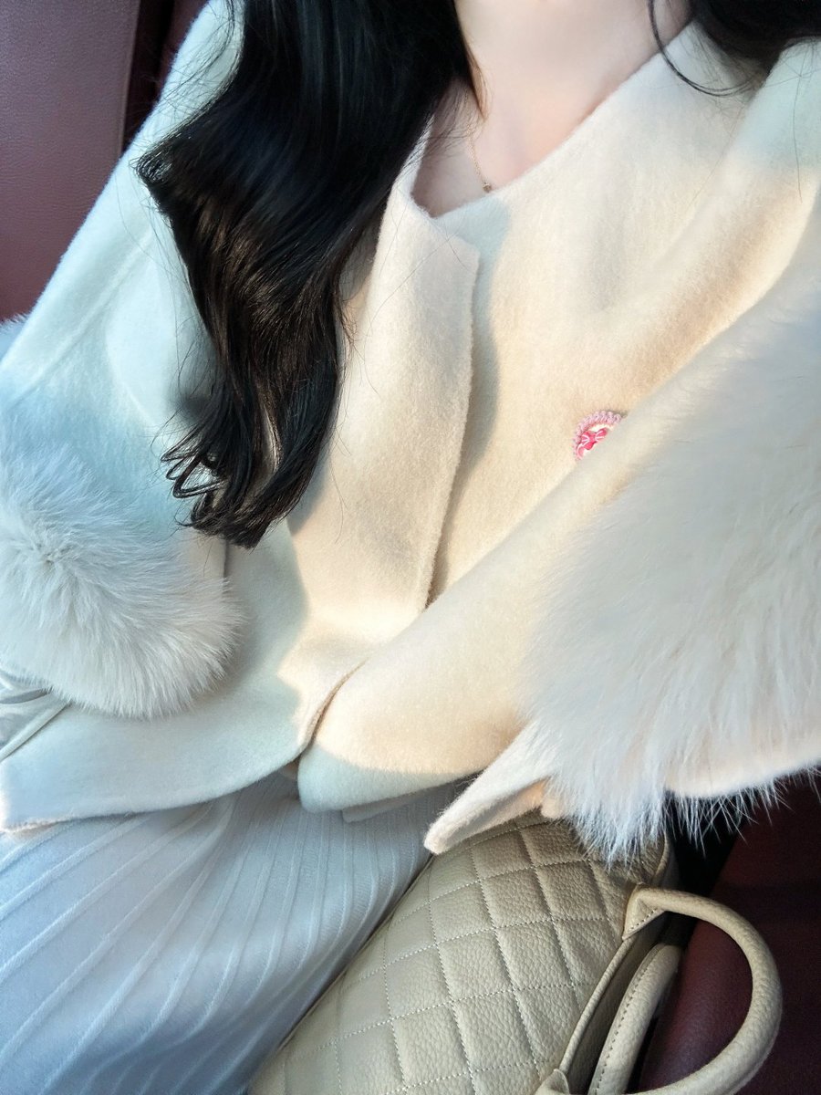 Aria3045's tweet photo. 🧣🌨️ When the weather gets colder, my outfits get cuter and my shopping bags get heavier 🛒💖 https://t.co/Vd5iJto3FZ