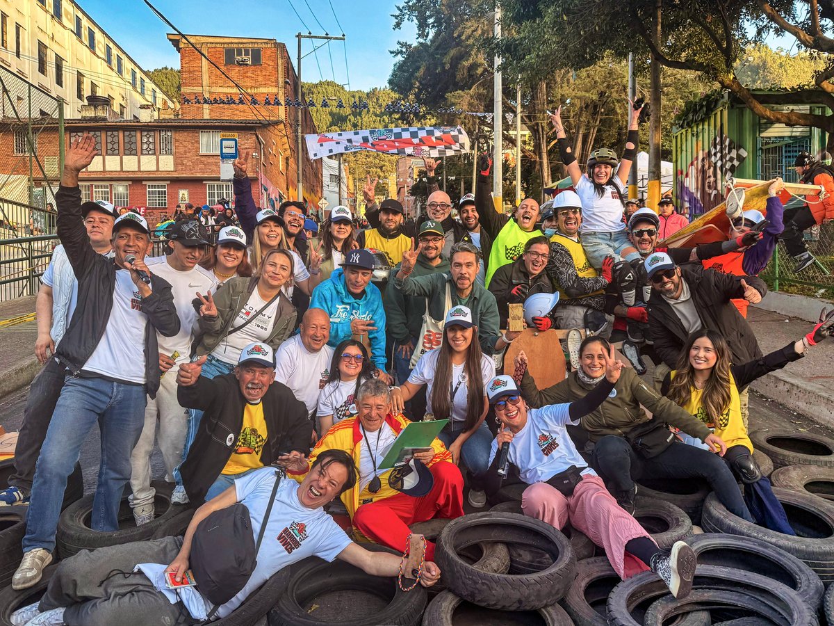 CulturaenBta's tweet photo. 🛞 En La Perseverancia, los carros de balineras volvieron a rodar como lo han hecho por décadas.

La jornada fue un encuentro entre generaciones que recordó cómo esta práctica nació de las manos obreras, del ingenio popular y de la vida cotidiana.

Desde #BarriosVivos, celebramos este hito como un paso para revitalizar las carreras de balineras, proteger su historia y fortalecer su valor como patrimonio cultural inmaterial, porque #AquíSíPasa cuando la cultura se construye en comunidad.