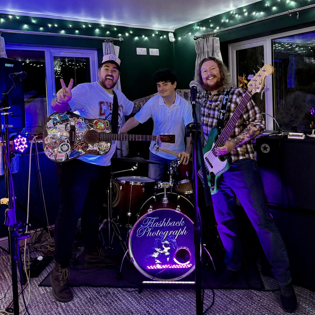 ‘Twas the show before Christmas…but NOT the last one of the year 🎄 Thanks to The Vine for having us tonight and we’ll be at The Dabbling Duck for NYE! 💫