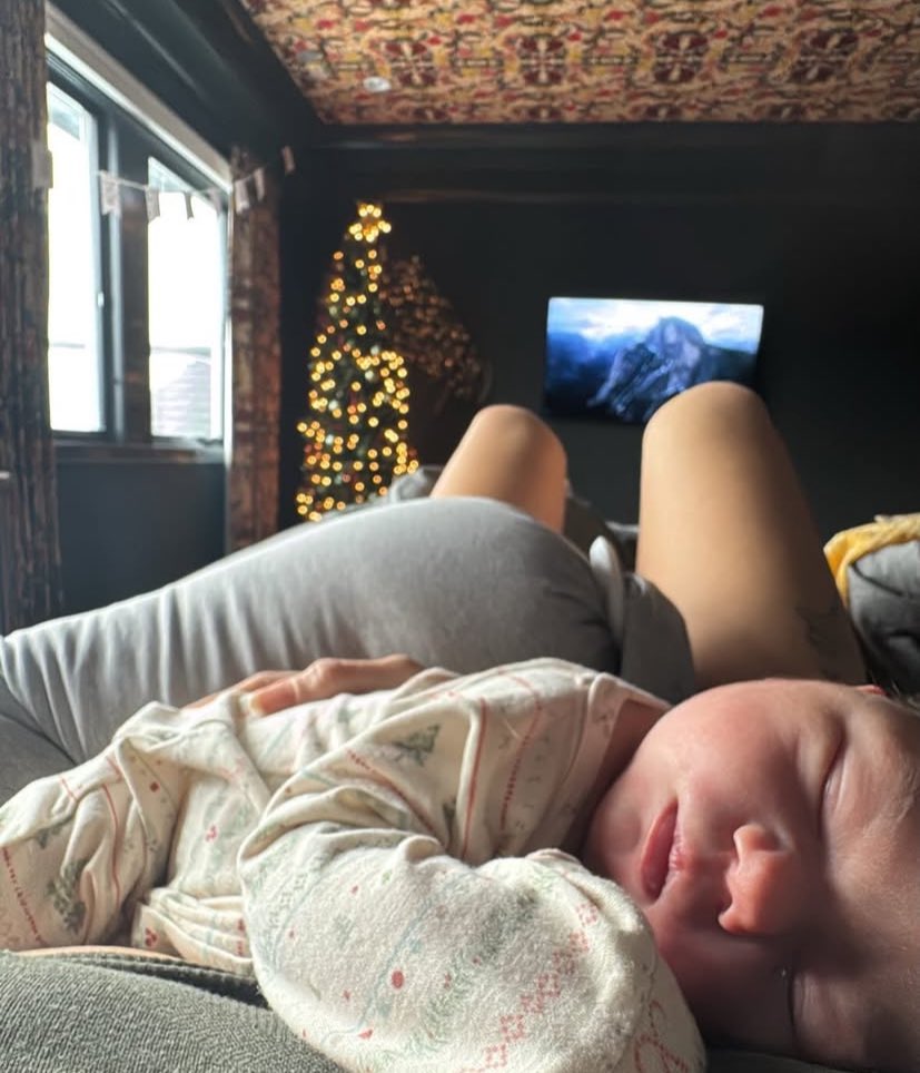 tracklist's tweet image. Debby Ryan e Josh Dun deram as boas-vindas à sua primeira filha, uma menina chamada Felix Winter Dun. 🩷