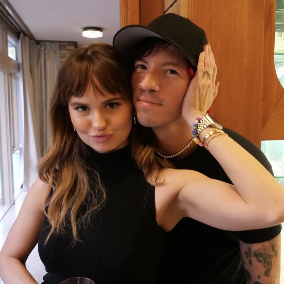 tracklist's tweet image. Debby Ryan e Josh Dun deram as boas-vindas à sua primeira filha, uma menina chamada Felix Winter Dun. 🩷