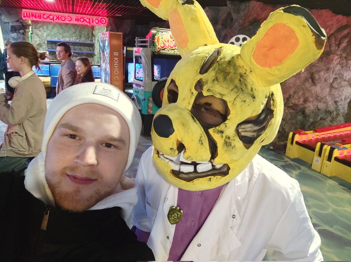 56williamd's tweet photo. 🚨 Just saw the "Five Nights at Freddy's" premiere, and it was amazing! 🎥 The theater was packed with cosplayers. The film had a fantastic atmosphere, and everyone applauded standing up! 👏 Highly recommend! #FiveNightsatFreddys #premiere #movies https://t.co/rvuRSj40AY