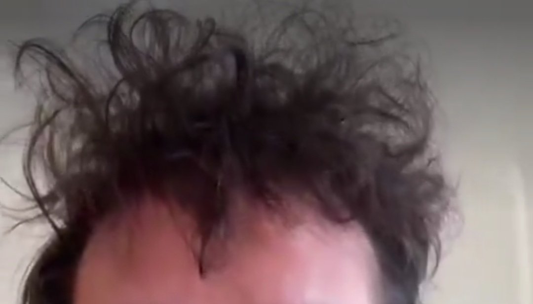 MONAQUILOMBERA's tweet photo. MUJERES: NUNCA CONFIEN EN ALGUIEN QUE TIENE EL PELO ASI https://t.co/60Pl68CgBD