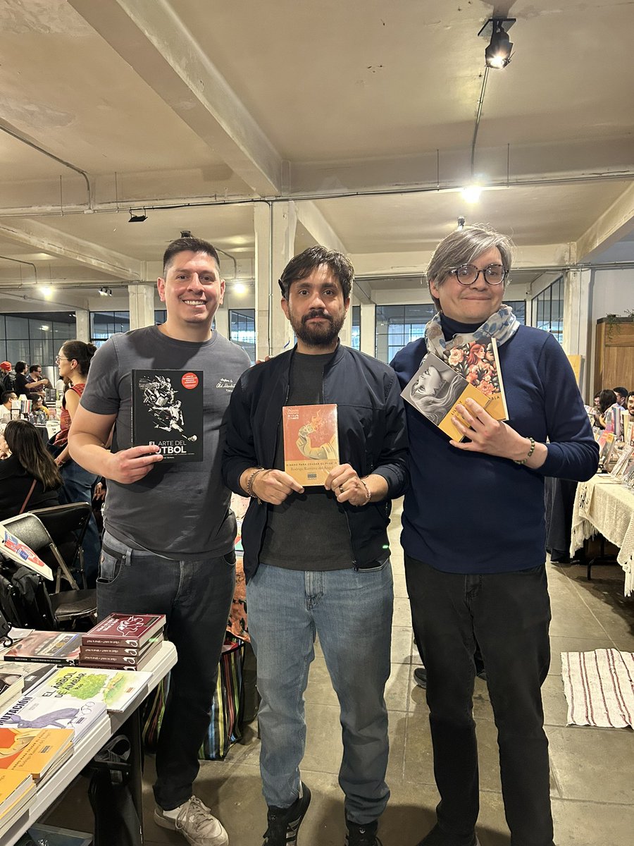 AliasCane's tweet photo. Estoy en #LaOtraFeria en el stand de @EditGatoBlanco y aquí voy a andar para firmar ejemplares de #Liliput y #TrampaParaNiebla 📚 https://t.co/ZCfPoHqZVI