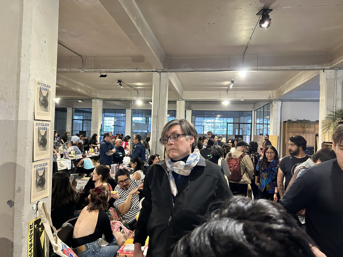 AliasCane's tweet photo. Estoy en #LaOtraFeria en el stand de @EditGatoBlanco y aquí voy a andar para firmar ejemplares de #Liliput y #TrampaParaNiebla 📚 https://t.co/ZCfPoHqZVI