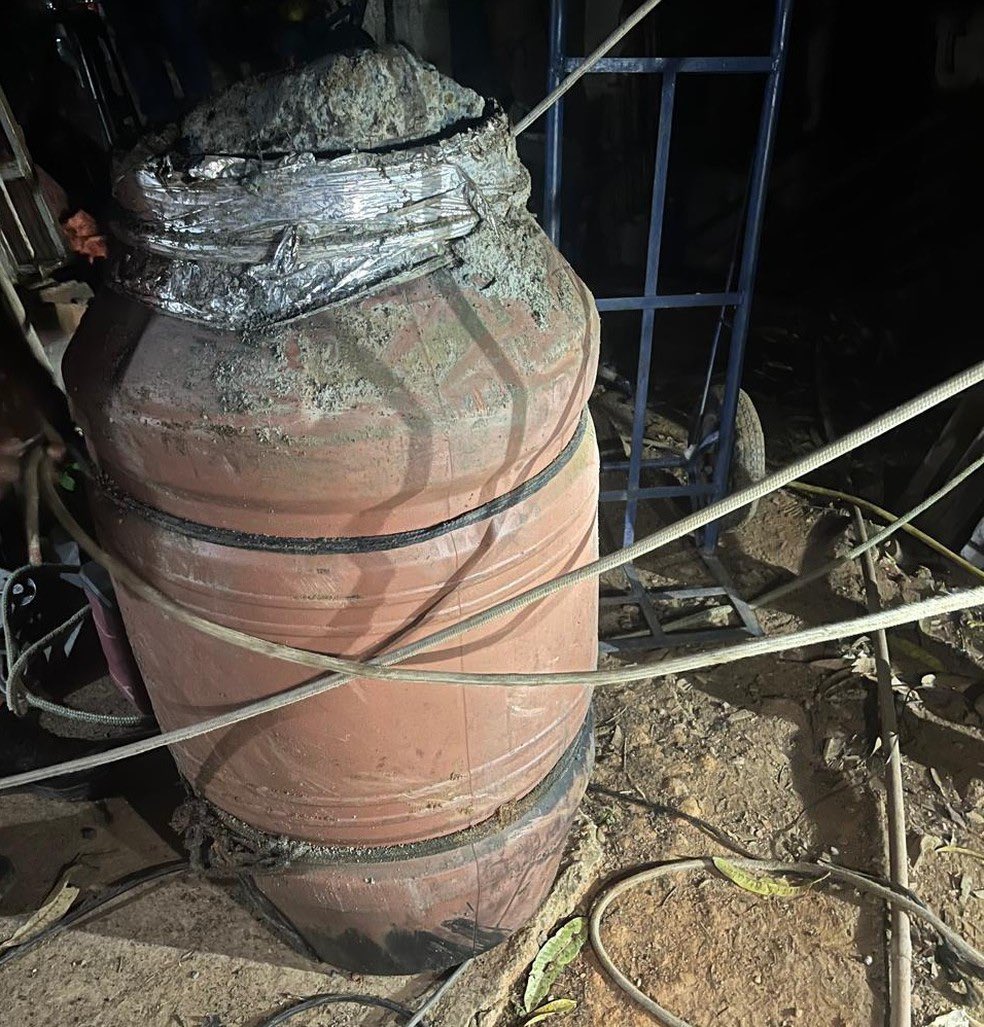 baudorio's tweet image. ⚠️ATENÇÃO: Uma adolescente é suspeita de matar a própria mãe, com ajuda do namorado, em São Gonçalo. 

O casal foi detido após o corpo da vítima ser encontrado em um poço no Complexo do Anaia. 

Segundo a polícia, a mulher foi morta a golpes de madeira por não aprovar o…