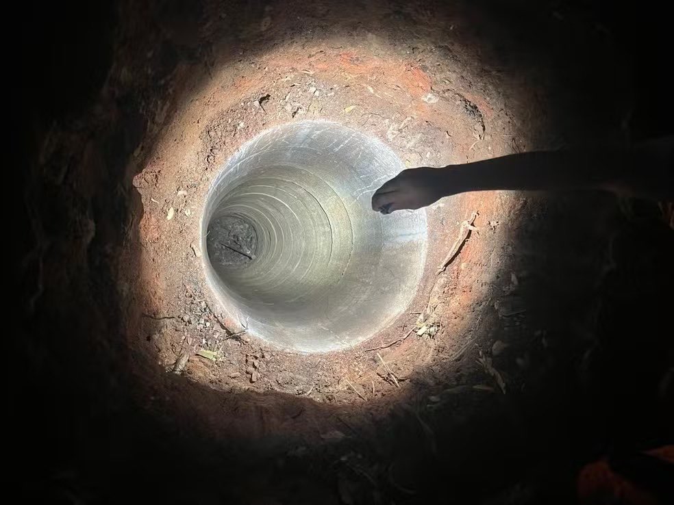 baudorio's tweet image. ⚠️ATENÇÃO: Uma adolescente é suspeita de matar a própria mãe, com ajuda do namorado, em São Gonçalo. 

O casal foi detido após o corpo da vítima ser encontrado em um poço no Complexo do Anaia. 

Segundo a polícia, a mulher foi morta a golpes de madeira por não aprovar o…