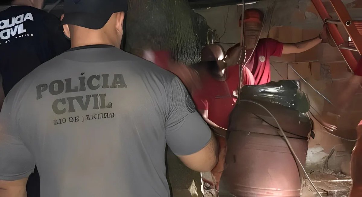 baudorio's tweet image. ⚠️ATENÇÃO: Uma adolescente é suspeita de matar a própria mãe, com ajuda do namorado, em São Gonçalo. 

O casal foi detido após o corpo da vítima ser encontrado em um poço no Complexo do Anaia. 

Segundo a polícia, a mulher foi morta a golpes de madeira por não aprovar o…