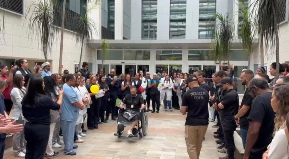 baudorio's tweet image. ⚠️VEJA: Após 45 dias internado, o delegado Bernardo Leal, baleado na megaoperação nos complexos da Penha e do Alemão, recebeu alta neste sábado.

A ação deixou 122 mortos, incluindo cinco policiais. Ele foi recebido por colegas na saída do Hospital Samaritano, na Barra da Tijuca.