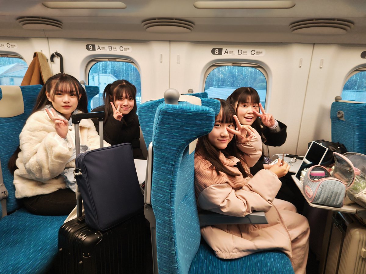 初めての4人での新幹線🚅
今回はのあたんも乗れたよ😉
そして家のように荷物出してヘアメイク開始　笑
マネージャーと4人の珍道中旅の始まりです😁

名古屋の皆さん、今日はよろしくお願いします🙏
初開催の名古屋アイパレ、盛り上げまーす！
沢山のご来場お待ちしております！