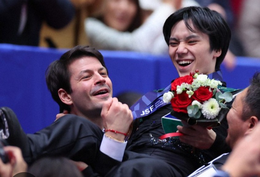 ジュニアから出場しソチ選考の最終グループに迷い込んだジュニア選手が最後の全日本が神大会で後輩たちの活躍を喜び、コーチに胴上げされる姿が幸せそうで泣けてきました
良い映画1本見たような満足感
宇野昌磨さんの全日本を時系列で見せて頂けた事感謝です

#宇野昌磨
#王者が紡いだ全日本列伝