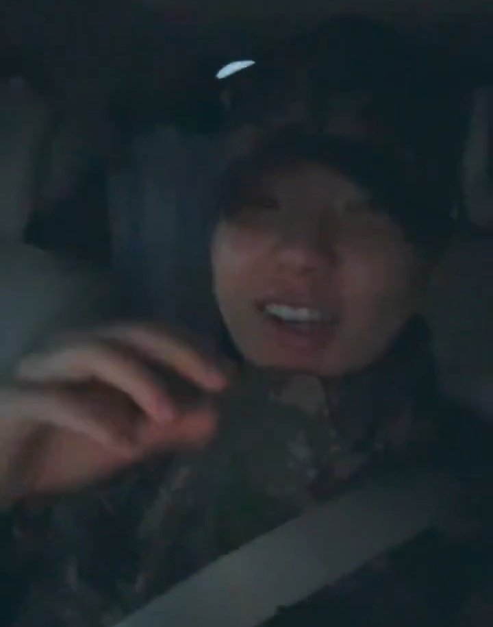 _wjunpimeow_'s tweet photo. HOSHI EN SU LIVE 😭😭😭

🐯: Al inicio del entrenamiento militar, muchísima gente venía a pedirme autógrafos, así que les preguntaba: “¿cuándo es mi cumpleaños?” y “¿cuándo debutó SVT?” para filtrar a la gente.

JAJAJAJAJAJAJAJAJAJAJAJAJAJA LO AMO, ES TAN SERIO 😭
 
© svtranslation