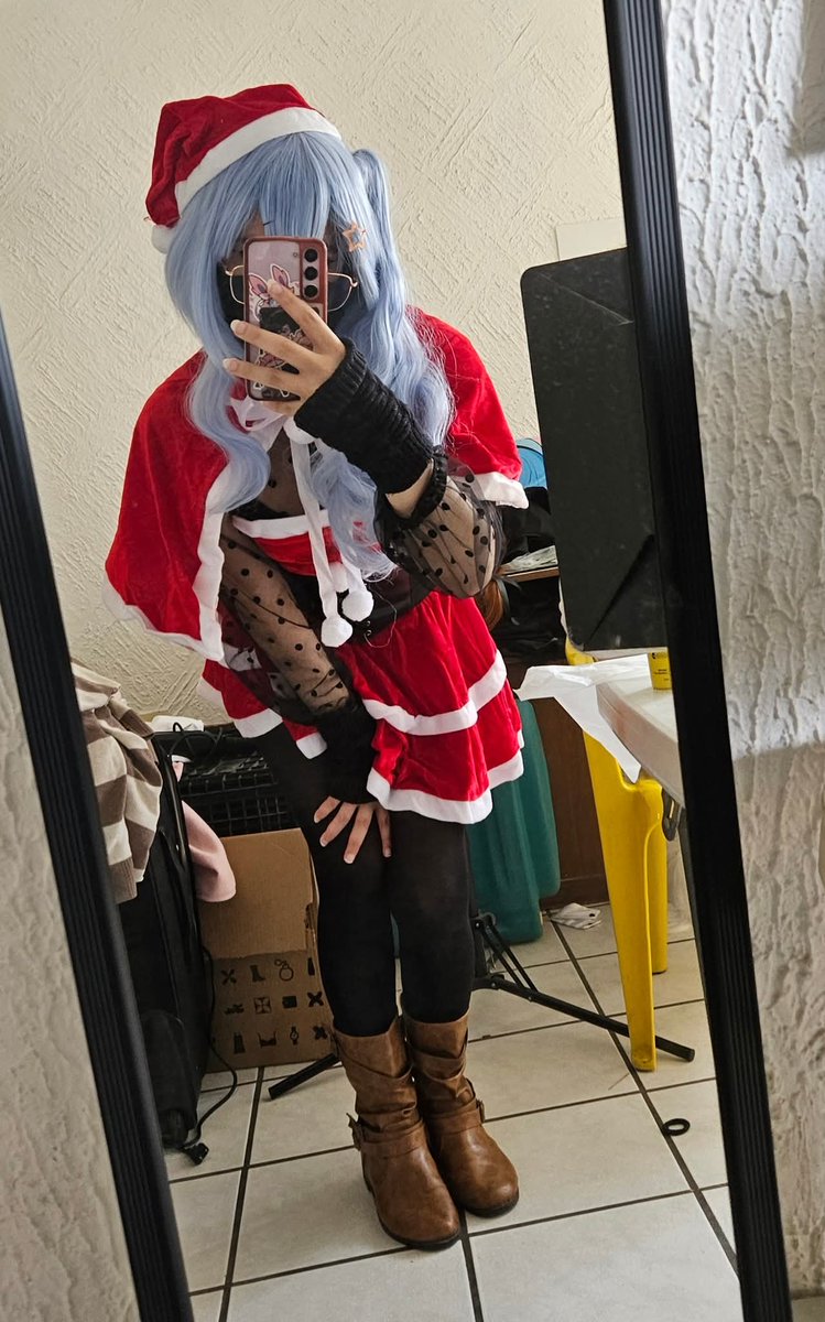 PinkyWhale27's tweet photo. Suisei ready to give out the presents for this holidays https://t.co/4OWJRSnrx1