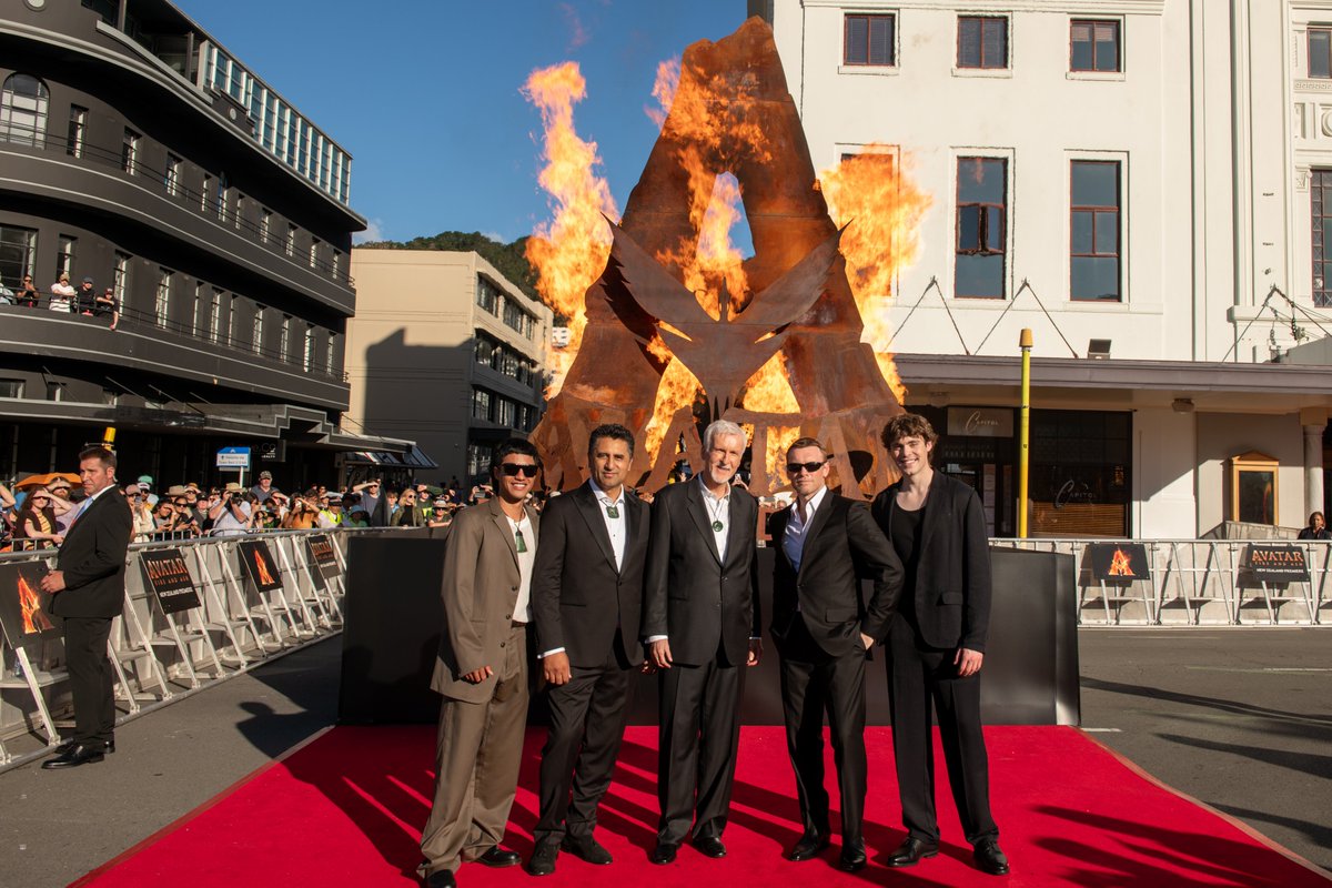 A sunny welcome for the cast of Avatar: Fire and Ash in Wellington for the New Zealand premiere. See the film only in theatres December 19. Get tickets now: Fandango.com/AvatarFireAndA…