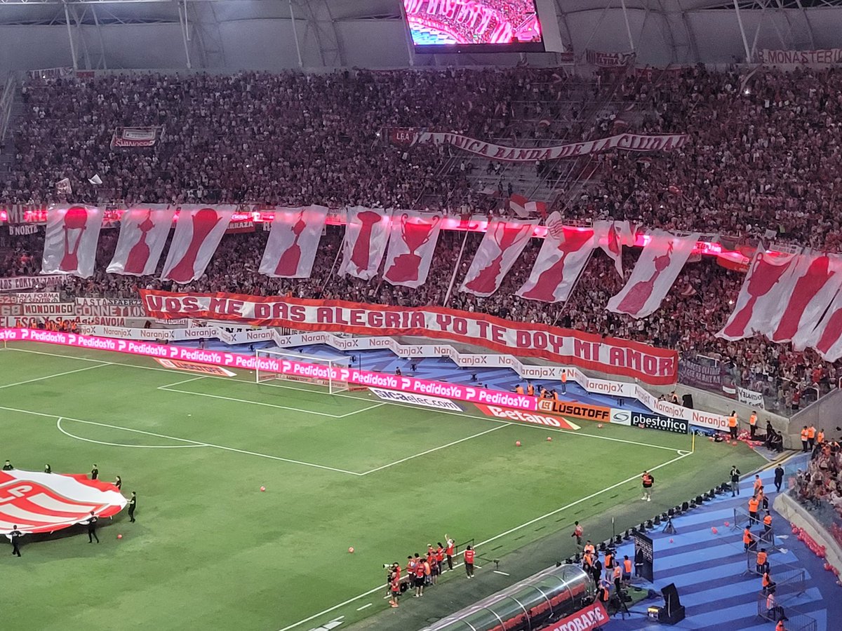 alaurini's tweet photo. #EDLP le muestra las 4 Libertadores a Racing. Tremendo clima en Santiago. https://t.co/mahKN8gYnP