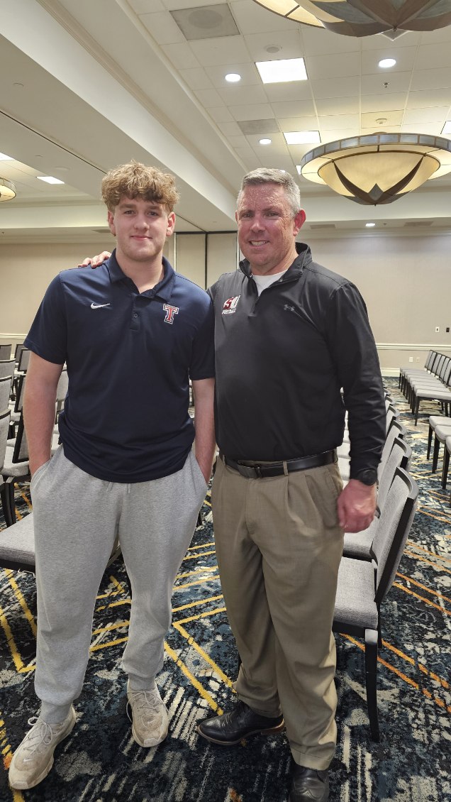 DavidBryson62's tweet photo. Thanks @CoachZ_SU for inviting to the special player meet up. Very impressed with your football program. Love what @coachkeithallen is doing with the program.#Legacy https://t.co/43PduCMcLZ