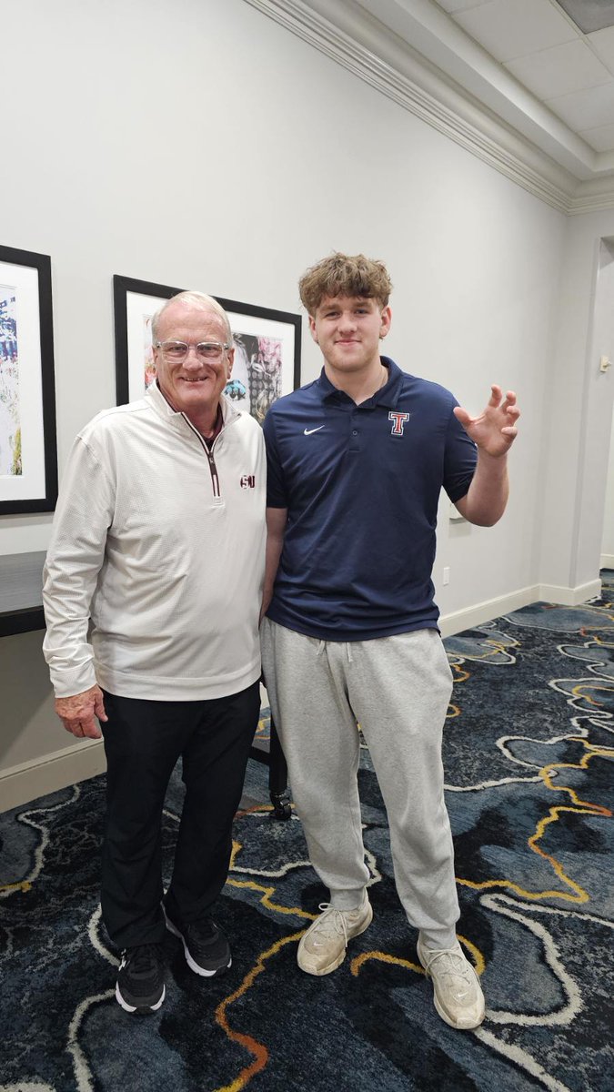 DavidBryson62's tweet photo. Thanks @CoachZ_SU for inviting to the special player meet up. Very impressed with your football program. Love what @coachkeithallen is doing with the program.#Legacy https://t.co/43PduCMcLZ