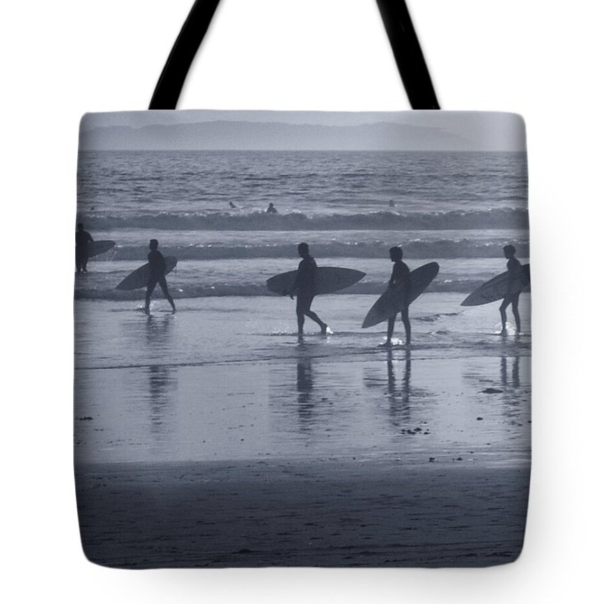 TockeyImages's tweet photo. https://t.co/QqSEsvU9Ym

5 Surfers Black and White 

Putting my photos on Fine Art America has been fun. It has been refreshing to discover many different ways to share what I create with others. 
#customtshirt #totes #shopping #totebag #bags #fineartamerica #tshirts #surfing https://t.co/WYG8YC1OvN