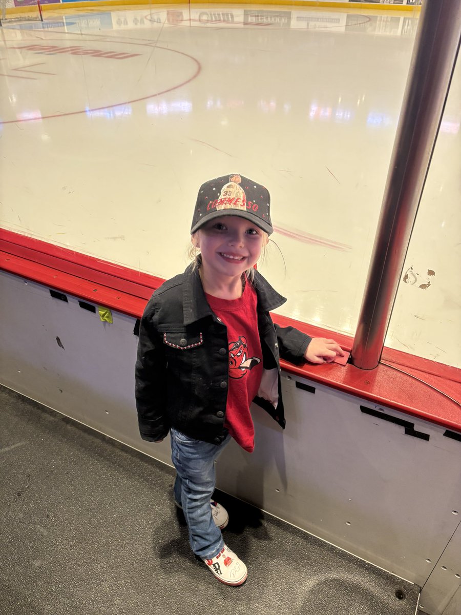 TrishZ1214's tweet photo. @goicehogs here at Van Andel for my birthday!!!! Amelia is with me supporting our boys!!! #LETSGOHOGS https://t.co/SsHHtpR6GU