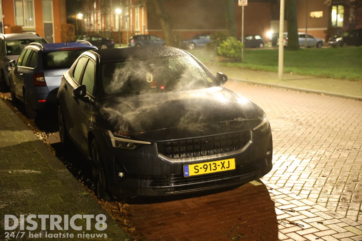 Auto in brand gestoken op de Vlamenburg in Den Haag