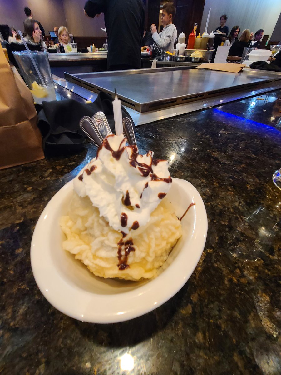 Nya nya~ I and my mother went to Koito japanese restaurants. Oh my god... What a big beast foods! Jesus christ! Some I eat that foods. Yummy! It's very delicious! And arrival cake for my birthday!