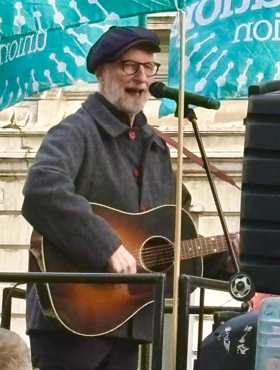Billy Bragg at today’s gathering in London opposing the divisive rhetoric of Tommy Robinson. Billy spoke about empathy, about standing with folk who are in the most need &amp; asked - What would Woody do? His song ‘Put Christ back into Christmas’ is here
youtu.be/liRd9pjSBDA?si…