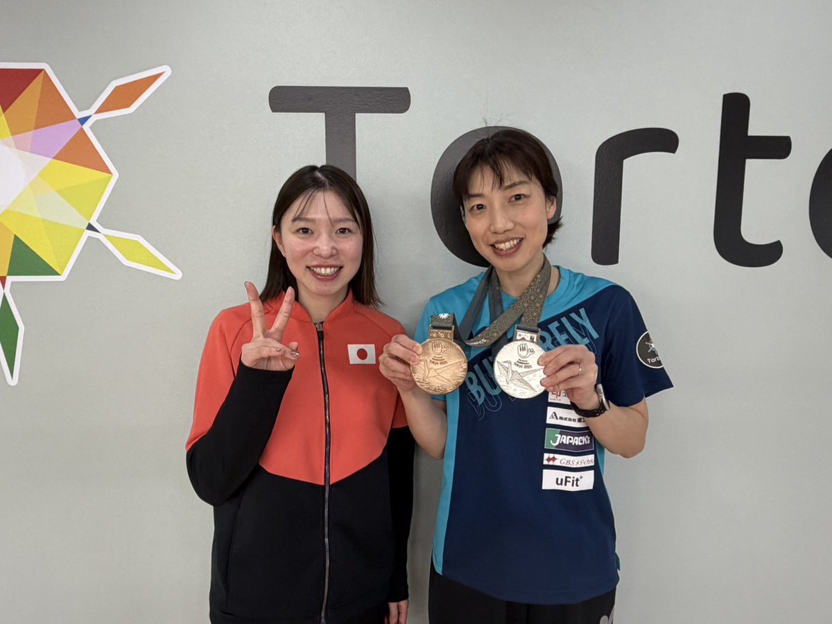Tortoise_2023's tweet photo. デフリンピックを終えた山田選手がメダルを持って来てくれました🥈🥉

メダルはとても重く、山田選手のこれまでの努力の成果の重さを感じました✨

Tortoiseでのサポートは一区切りとなりましたが、また遊びに来てくれたら嬉しいです☺️

#山田瑞恵 選手
#デフ卓球 
#Tortoise  
#藤井寛子 https://t.co/uwRdtAixNh