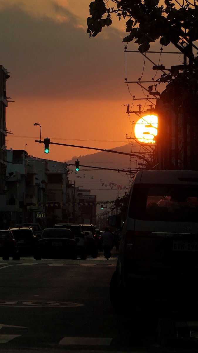 Desde el otro lado del río y desde la portete

El atardecer de hoy en Guayaquil