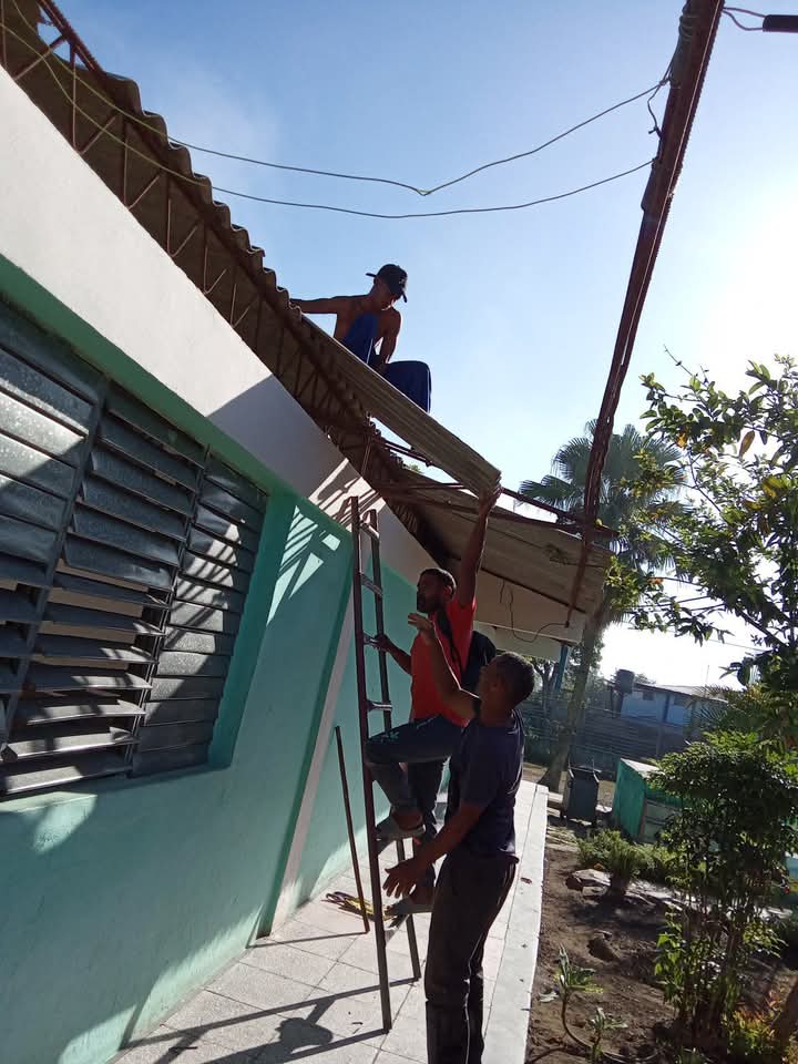 Dos áreas rehabilitadas, el baño de varones y en la nave tres, pasillo y en aula taller, seguimos avanzando  en la recuperación de la Secundaria básica Conrado Benítez de San Luis #SantiagodeCuba <a href="/OdioTexido658/">Adielyeivis Texido Odio</a> <a href="/CubaMined/">MINED</a> <a href="/mambisa25/">Elena Labrada Gelis</a> <a href="/BeatrizJUrrutia/">Beatriz Johnson Urrutia</a> <a href="/ManuelFalconH/">Manuel Falcón Hernández 🇨🇺</a>