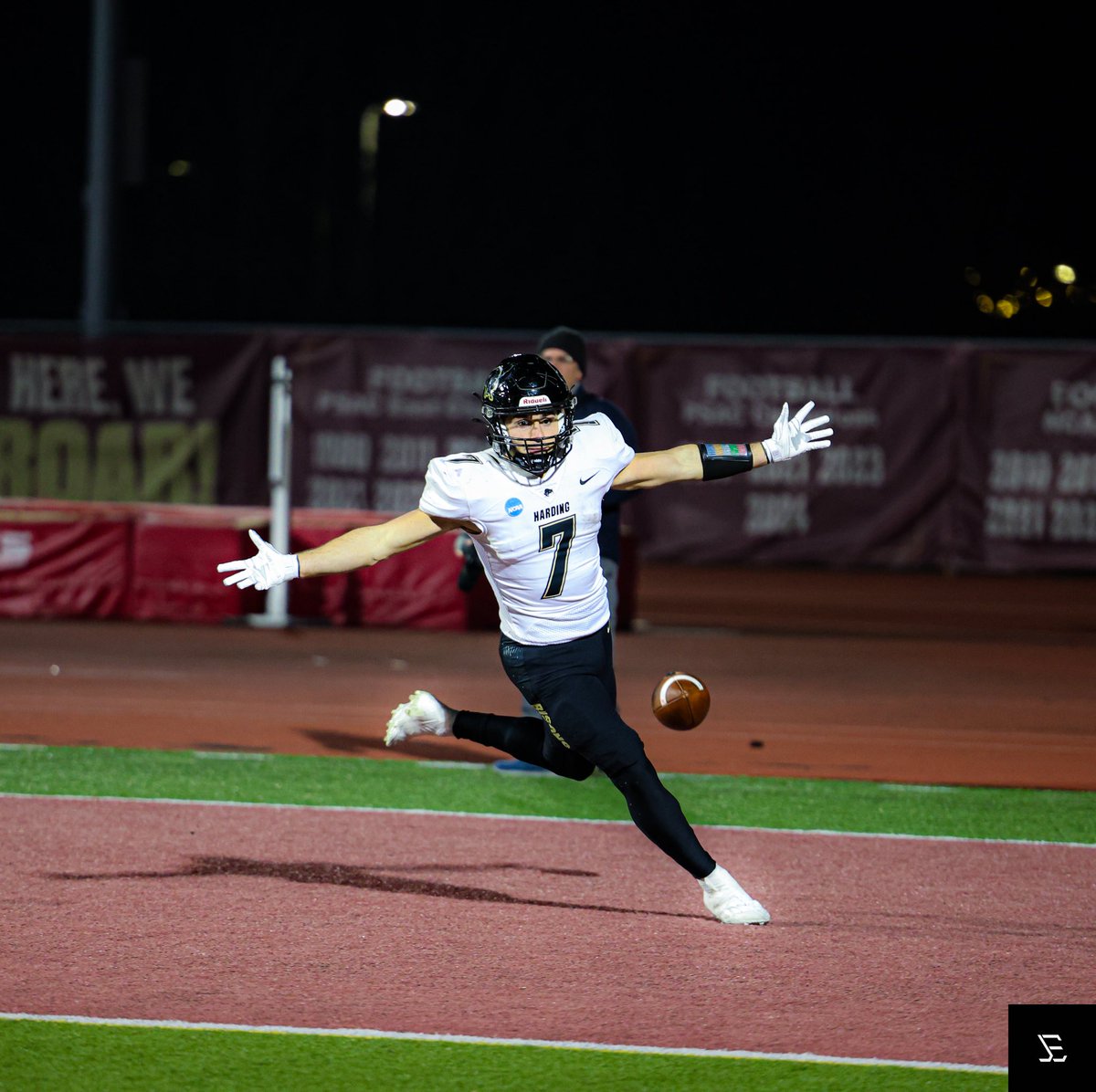 j3gfx's tweet photo. Harding dismantles Kutztown 49-27 to advance to the Division II NCAA Championship @Harding_FB 

@PaFootballNews https://t.co/ll6pwCnR5t