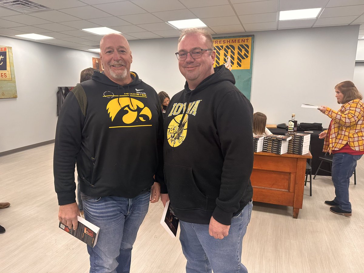 JacquelineCord's tweet image. Two Hawkeye fans just rolled up to the book event in their Hawkeye gear. Told me they’re huge fans of 2 Guys @ChrisMWilliams &amp;amp; @Hassel_Chris and @IowaEverywhere! 

No bullying was done to get them to buy copies of CW’s book.