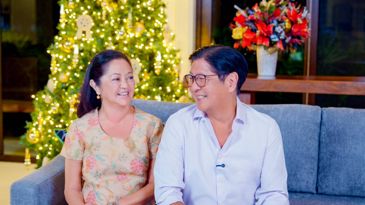 Ipinasilip ni First Lady Liza Marcos ang kanilang Christmas family shoot  kasama si Pangulong Ferdinand R. Marcos Jr. at mga anak na sina Rep.  Sandro, Simon, at Vinny. "Christmas family shoot with