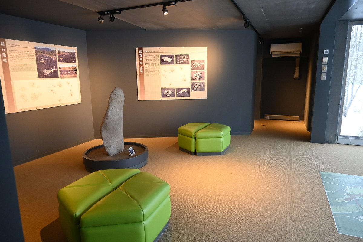 館内の展望室（第2展示室のスロープ途中）から見える景色です🌨️
予報ではこの後、雪はみぞれに変わるようです…
この時期の #御所野縄文公園 散策には、長靴または浸水しない冬用の靴が必須です❕
#御所野縄文博物館 #御所野遺跡