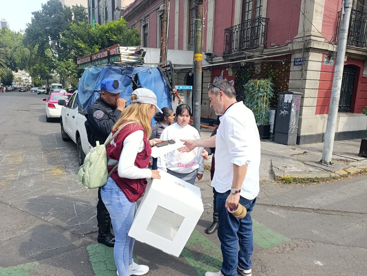 craviotocesar's tweet photo. ¡En la @SeGobCDMX queremos escucharte! 👂

El día de hoy, compañeras y compañeros de la @SPAOVP_CDMX realizan visitas casa por casa a vecinas y vecinos de la colonia #Tabacalera, con el objetivo de conocer su opinión sobre la instalación o no de la feria en el #MonumentoALaRevolución y sus alrededores. ✅